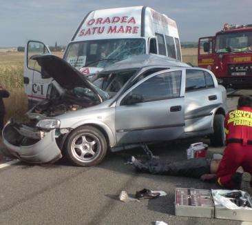 Un mort şi 10 răniţi în urma unui accident între un Opel şi un microbuz